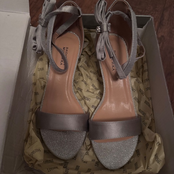 Badgley Mischka silver pernia bow heels for big girls, size 3 - Picture 2 of 3